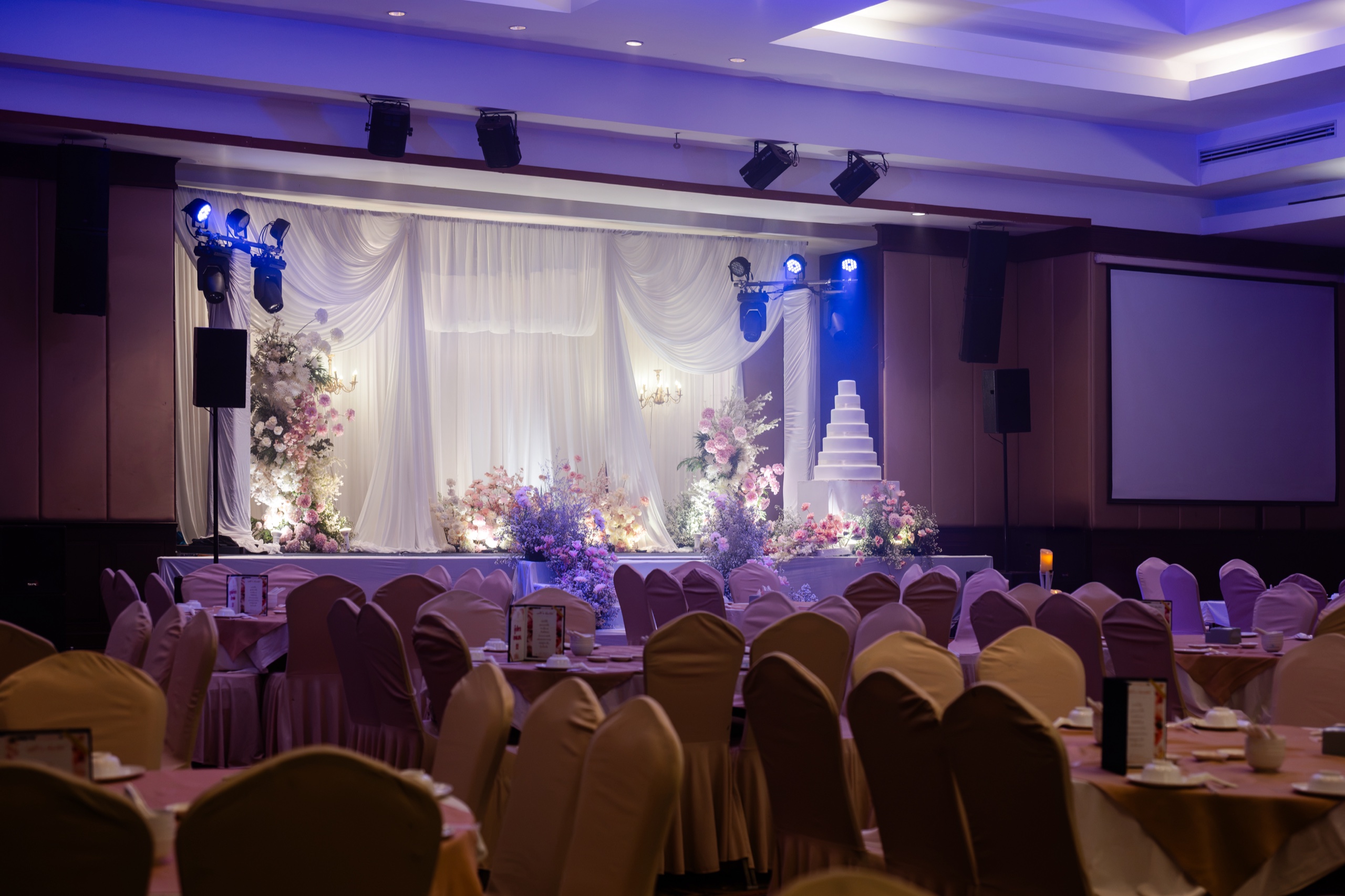 เวทีและห้องจัดเลี้ยงแกรนด์บอลรูม โรงแรมศรีอู่ทองแกรนด์ สุพรรณบุรี