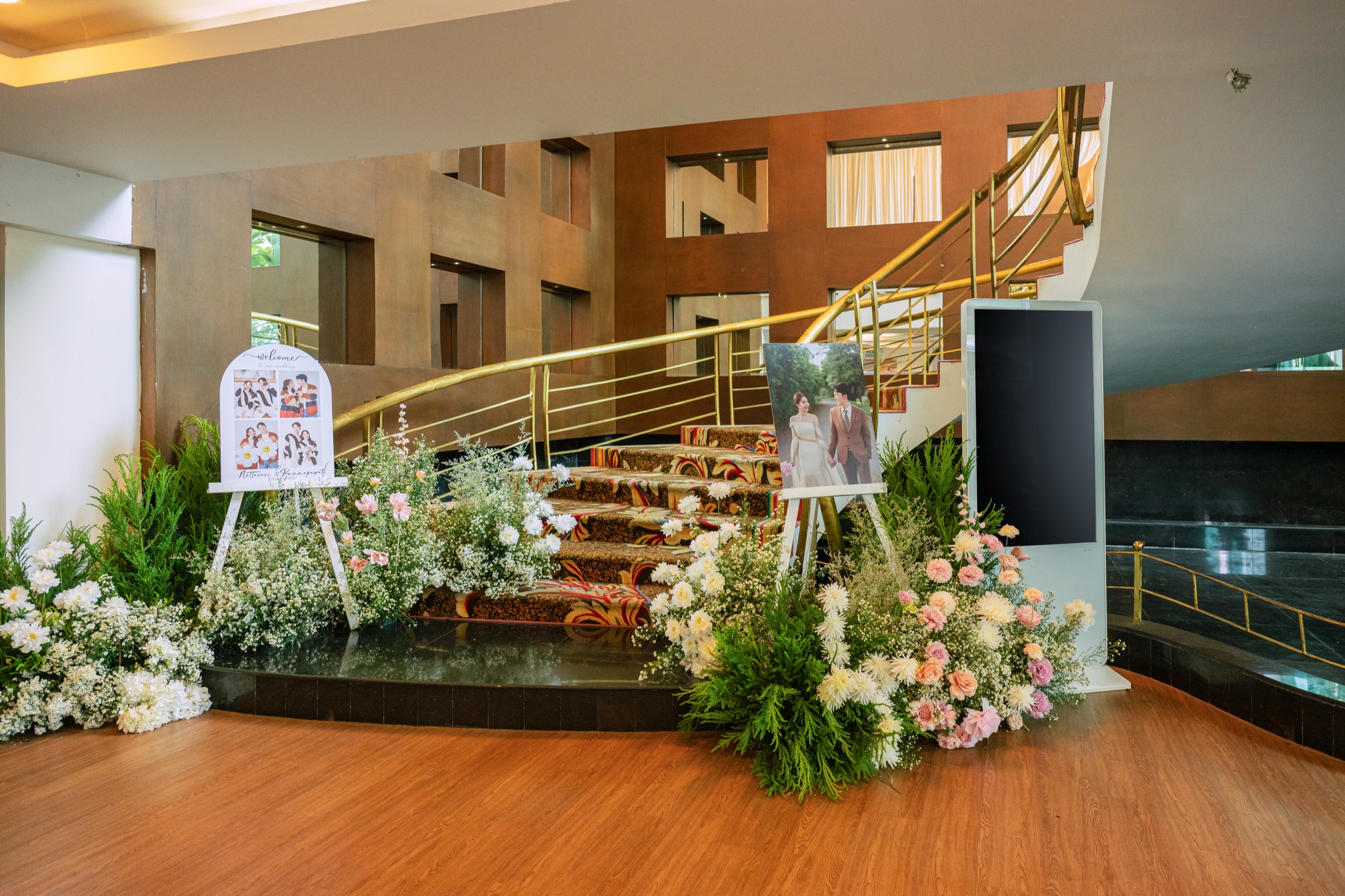 บันไดวนพร้อมซุ้มดอกไม้ต้อนรับ โรงแรมศรีอู่ทองแกรนด์ สุพรรณบุรี