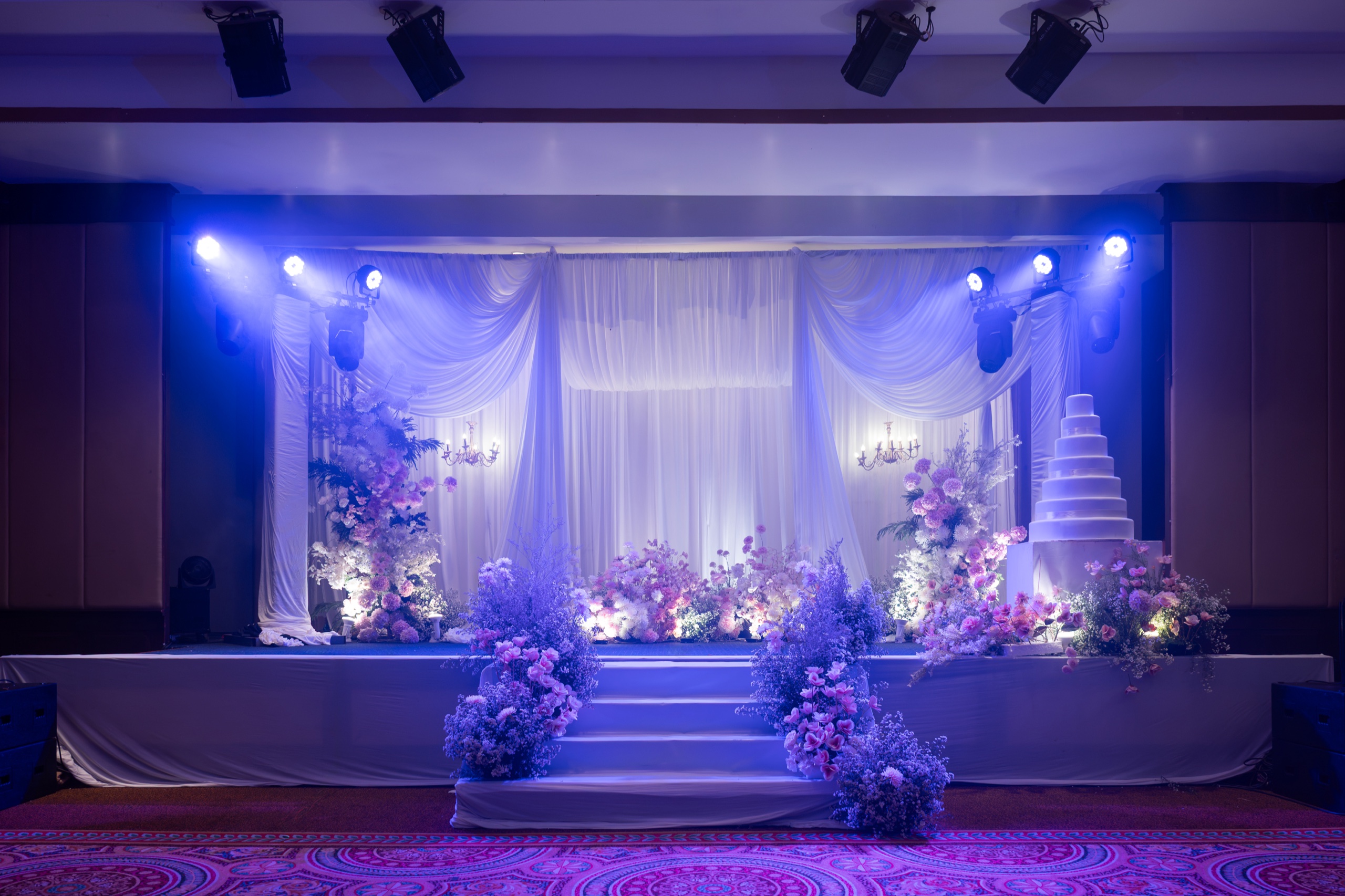 เวทีแกรนด์บอลรูมระบบไฟแสงสีน้ำเงิน โรงแรมศรีอู่ทองแกรนด์ สุพรรณบุรี