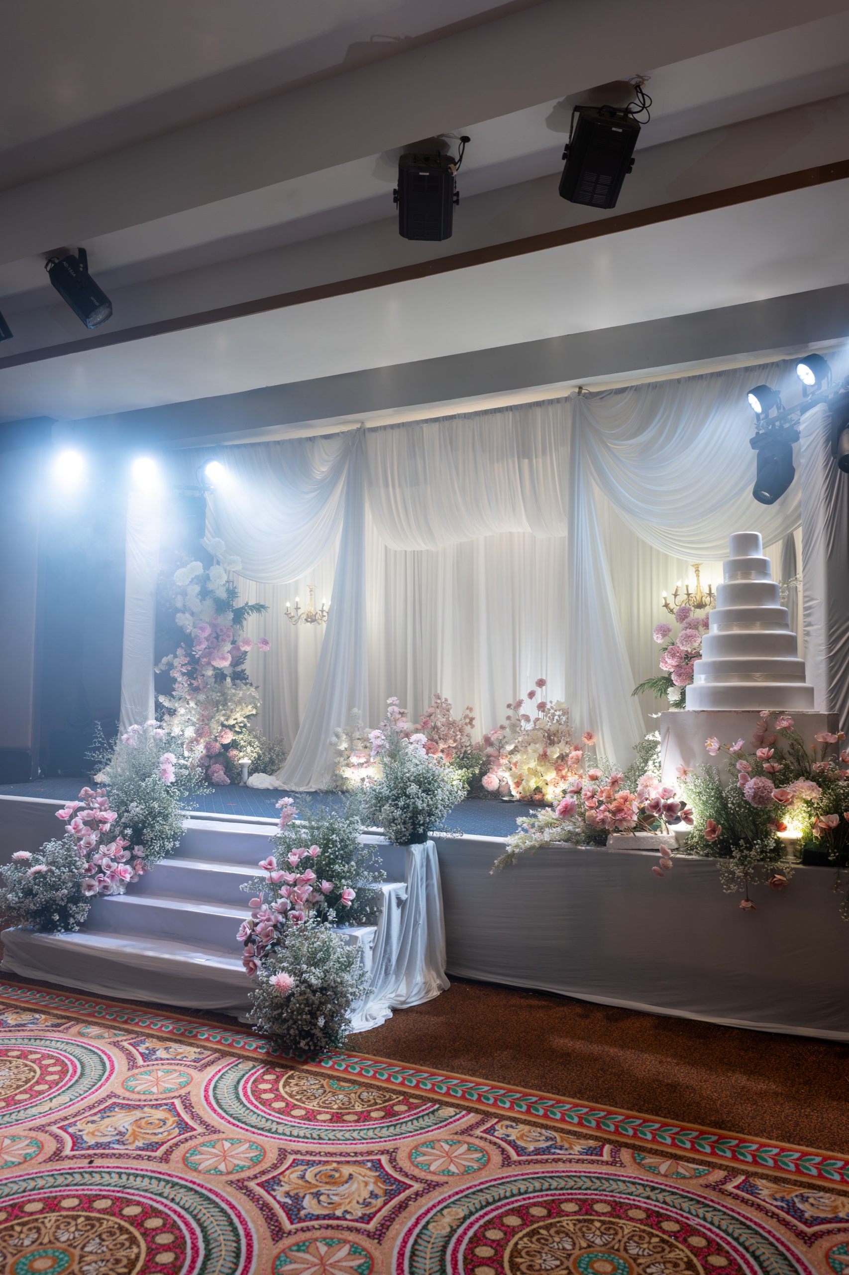 บรรยากาศแสงสีน้ำเงินเวทีห้องบอลรูม โรงแรมศรีอู่ทองแกรนด์ สุพรรณบุรี