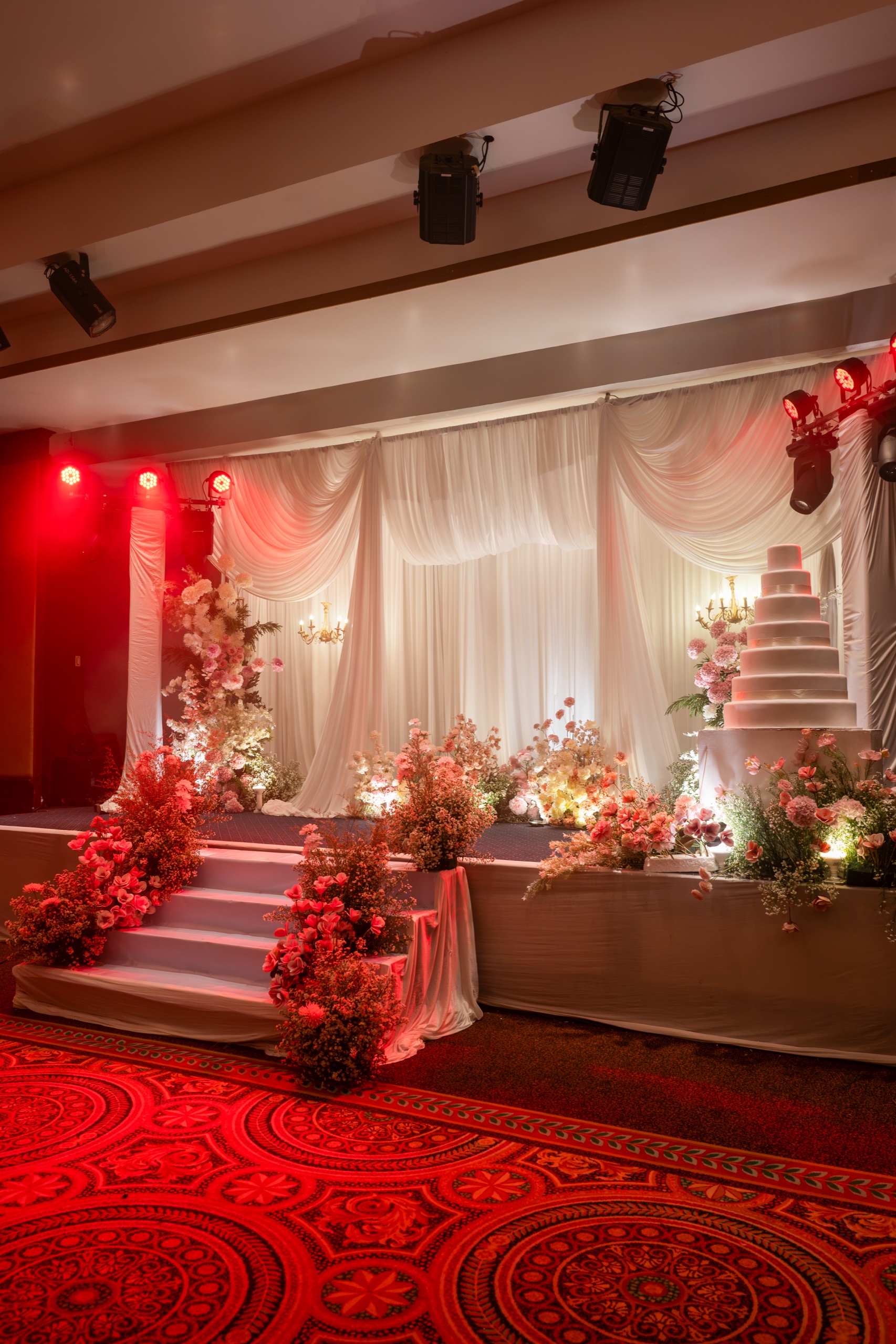 เวทีห้องจัดเลี้ยงบรรยากาศแสงสีอบอุ่น โรงแรมศรีอู่ทองแกรนด์ สุพรรณบุรี