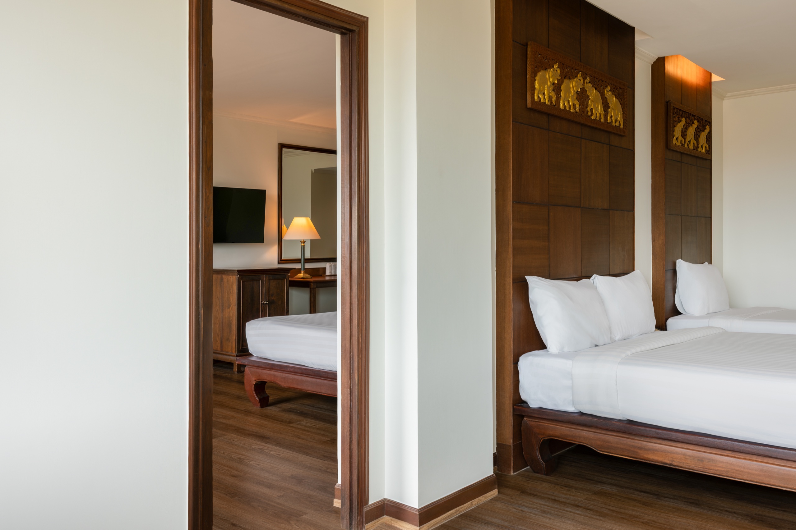 ประตูเชื่อมห้องพัก (Connecting Room) ดีลักซ์ โรงแรมศรีอู่ทองแกรนด์ สุพรรณบุรี