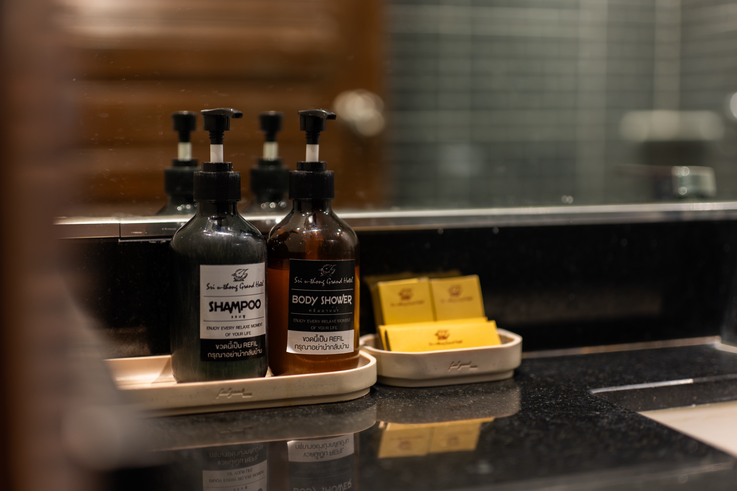 ของใช้ในห้องน้ำและเคาน์เตอร์อ่างล้างหน้า โรงแรมศรีอู่ทองแกรนด์ สุพรรณบุรี