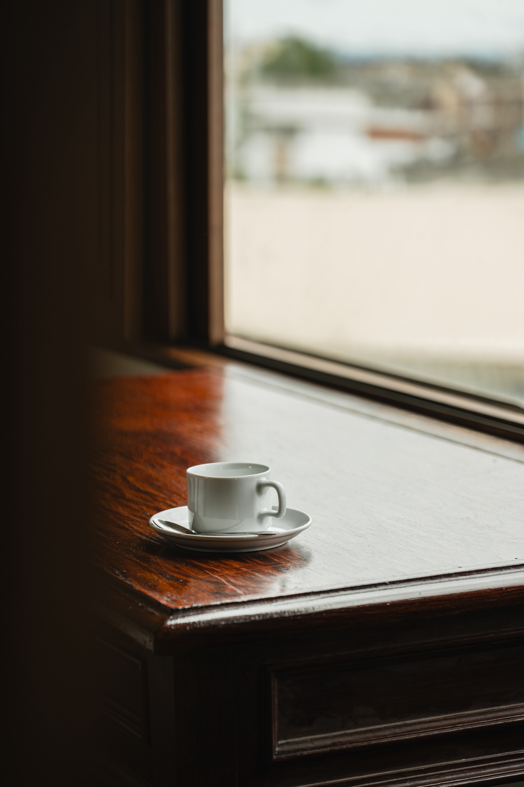 กาแฟยามเช้าริมหน้าต่างชมวิวเมือง โรงแรมศรีอู่ทองแกรนด์ สุพรรณบุรี