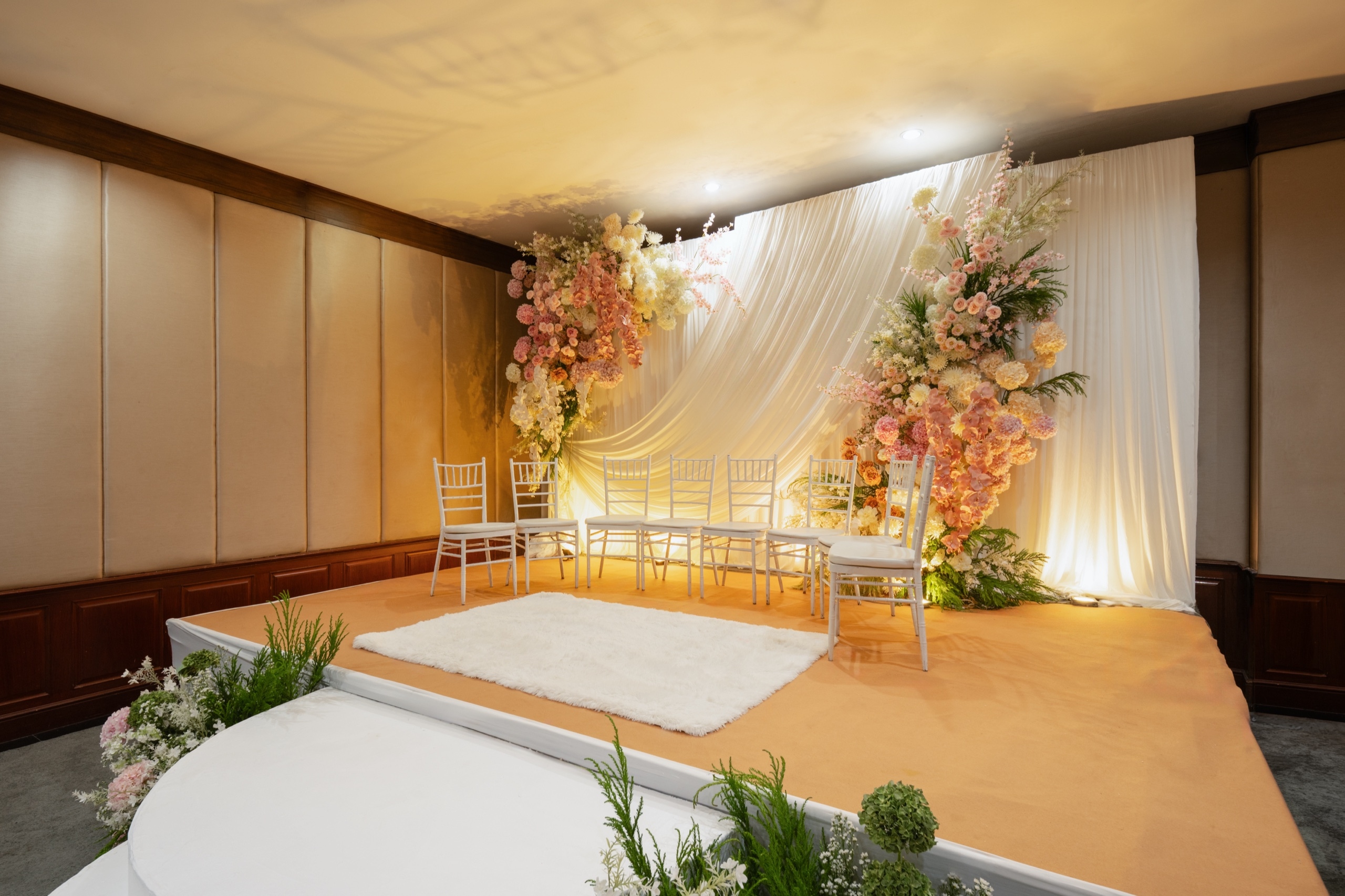 เวทียกระดับสำหรับพิธีการ ห้องบุษราคัม โรงแรมศรีอู่ทองแกรนด์ สุพรรณบุรี