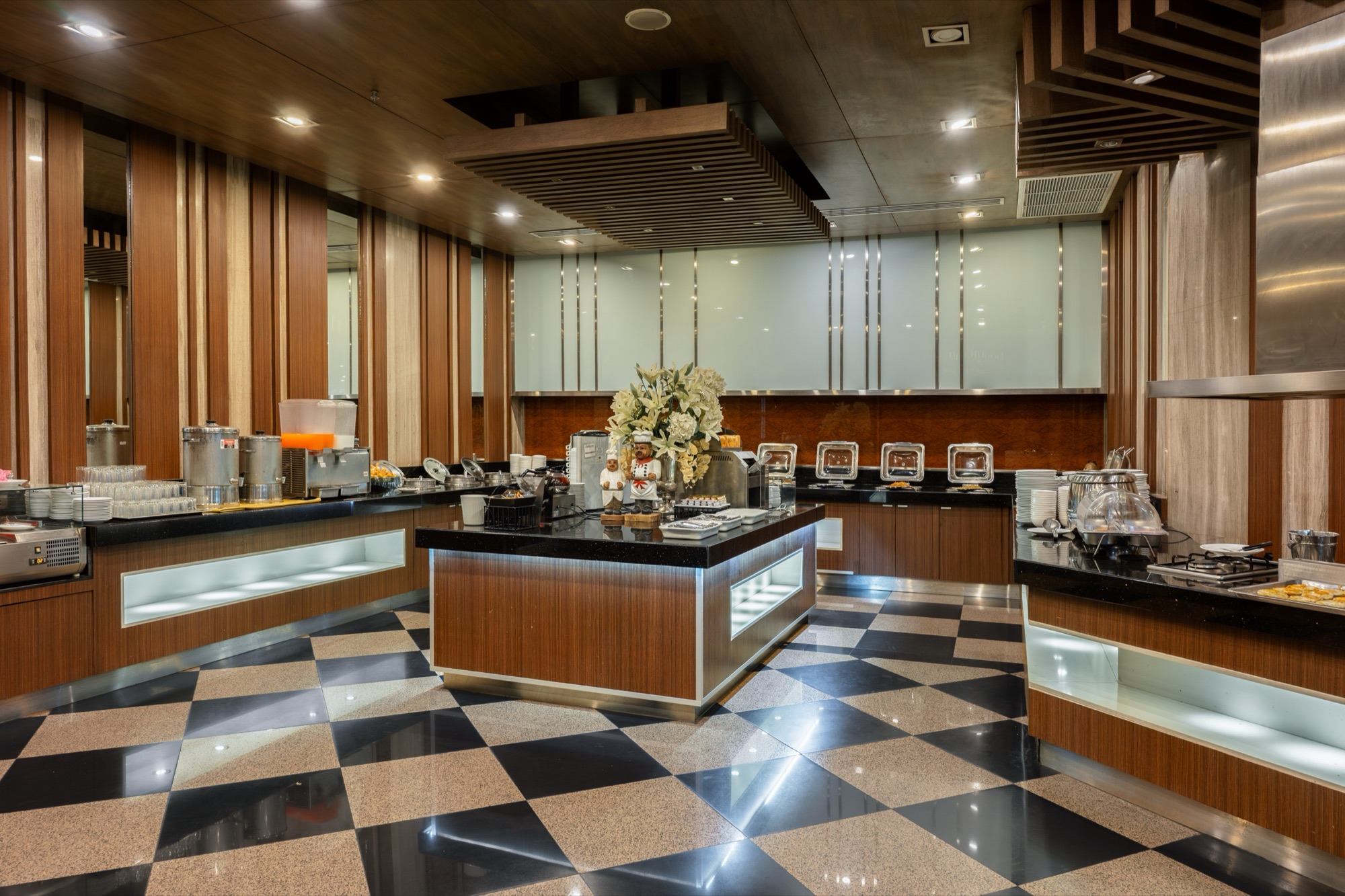 Restaurant dining room at Sri U-Thong Grand Hotel